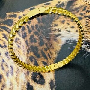 Elegant Gold-Toned Bangle Bracelet